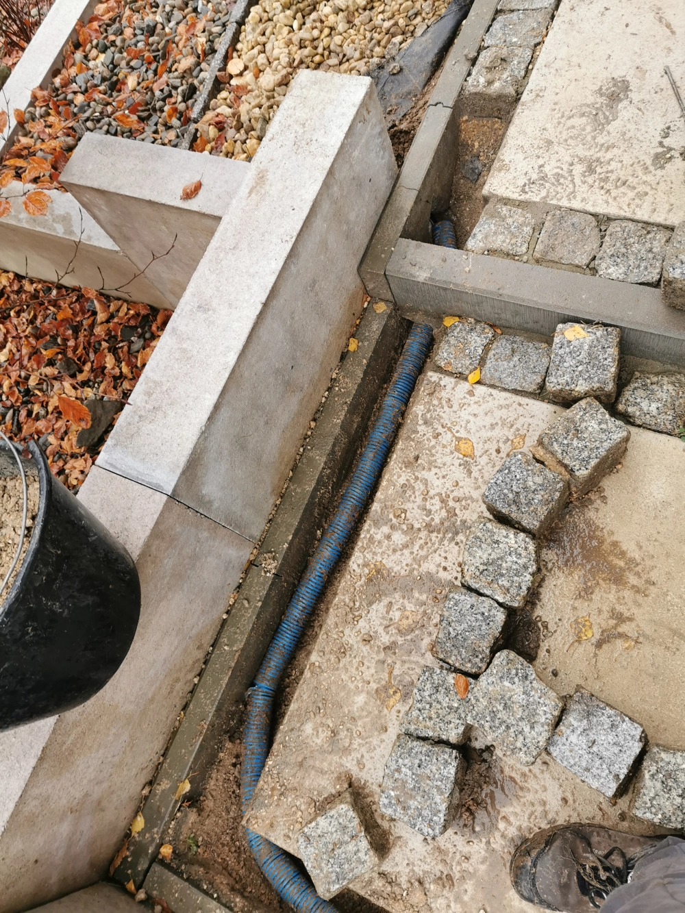 Układanie kostki brukowej z instalacją rury drenażowej w podbudowie i betonowe obrzeża